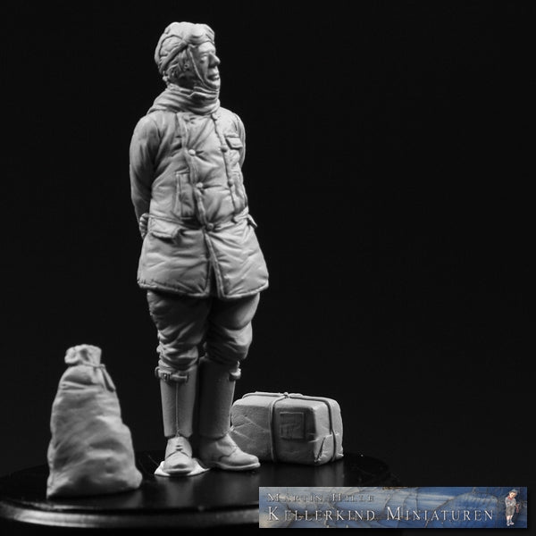 1/32 - German pilot with parcel and post bag