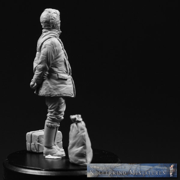 1/32 - German pilot with parcel and post bag