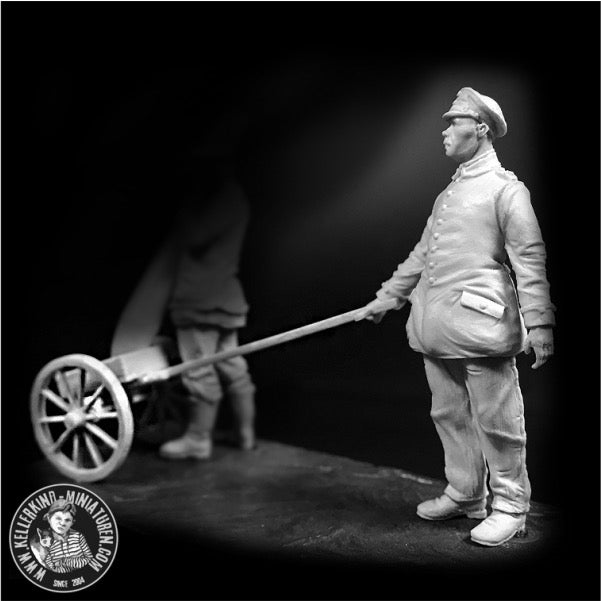 1/32 - German mechanic with tailskid trolley