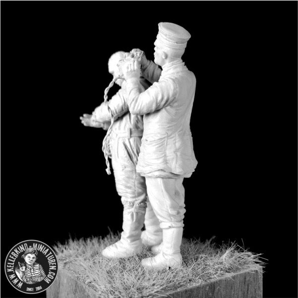 1/32 - German mechanic and pilot in electric heated flight suit